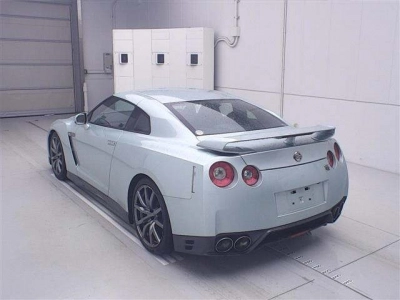 NISSAN GT-R