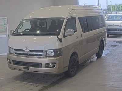 TOYOTA HIACE