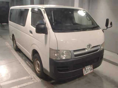 TOYOTA HIACE VAN