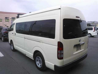 TOYOTA HIACE COMMUTER