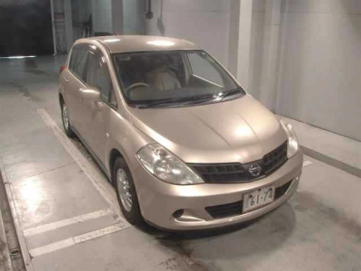 NISSAN TIIDA