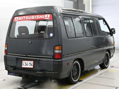 MITSUBISHI DELICA WAGON