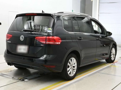 VOLKSWAGEN GOLF TOURAN