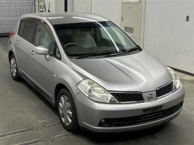 NISSAN TIIDA
