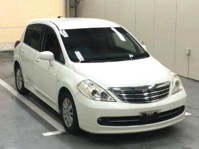 NISSAN TIIDA