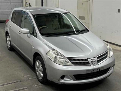 NISSAN TIIDA