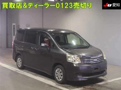 TOYOTA NOAH