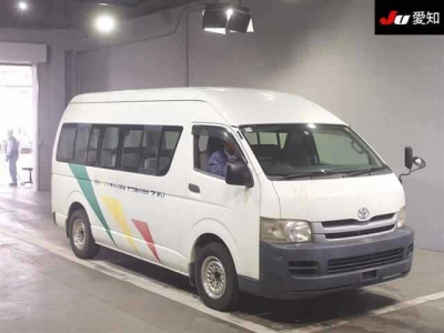 TOYOTA HIACE COMMUTER