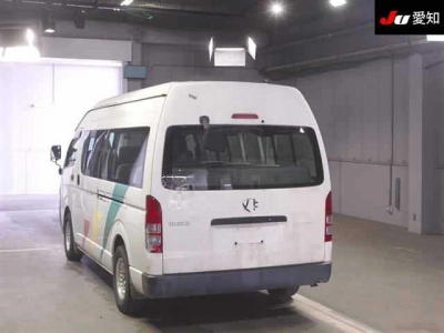 TOYOTA HIACE COMMUTER