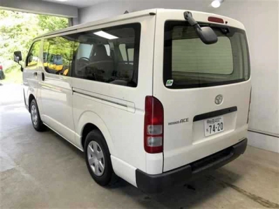 TOYOTA HIACE VAN