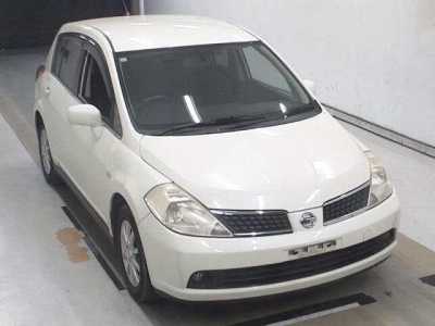 NISSAN TIIDA