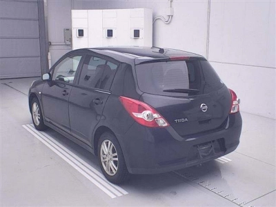 NISSAN TIIDA