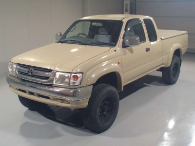 TOYOTA HILUX SPORTS PICK UP
