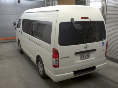 TOYOTA HIACE COMMUTER