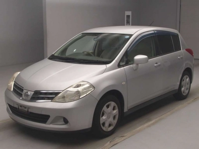 NISSAN TIIDA