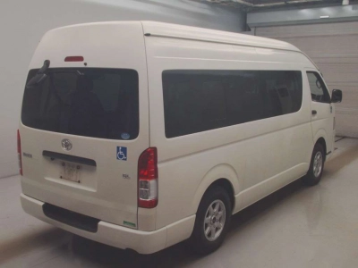 TOYOTA HIACE COMMUTER
