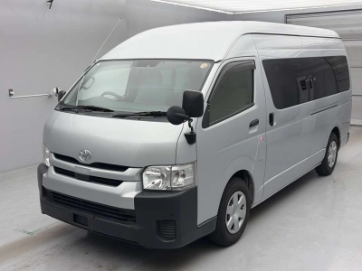 TOYOTA HIACE COMMUTER