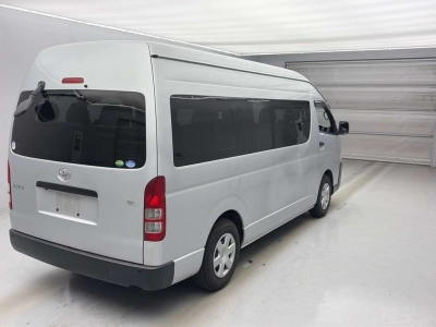 TOYOTA HIACE COMMUTER