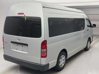 TOYOTA HIACE COMMUTER