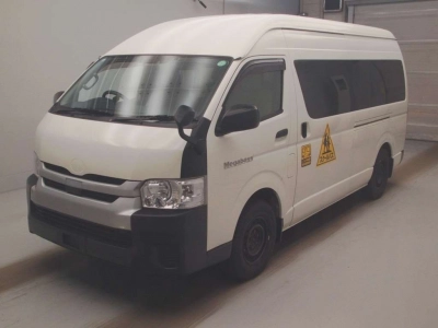 TOYOTA HIACE COMMUTER