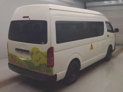 TOYOTA HIACE COMMUTER