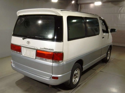 TOYOTA HIACE REGIUS