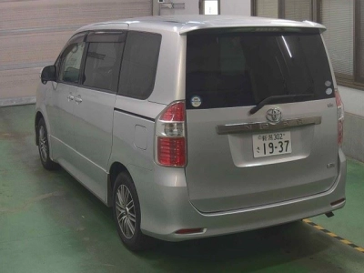 TOYOTA NOAH