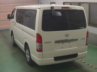 TOYOTA HIACE VAN