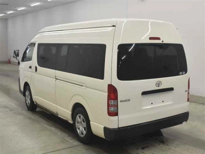 TOYOTA HIACE COMMUTER
