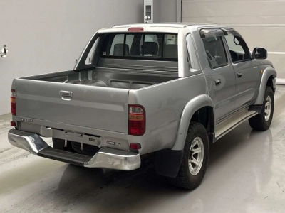 TOYOTA HILUX SPORTS PICK UP