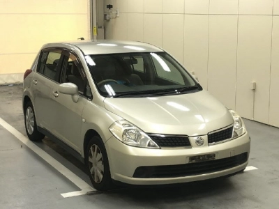 NISSAN TIIDA