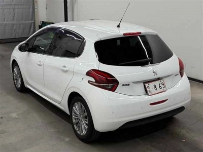 PEUGEOT 208