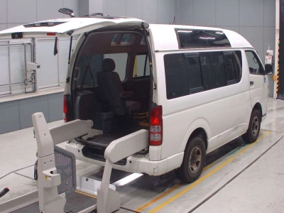 TOYOTA HIACE VAN