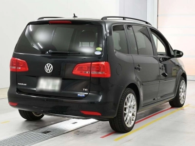 VOLKSWAGEN GOLF TOURAN