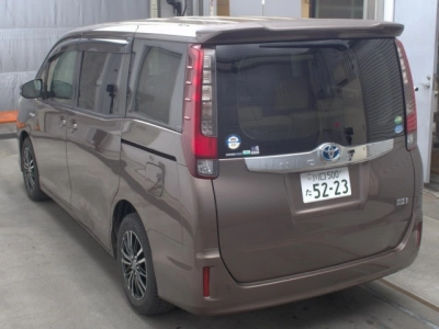 TOYOTA NOAH