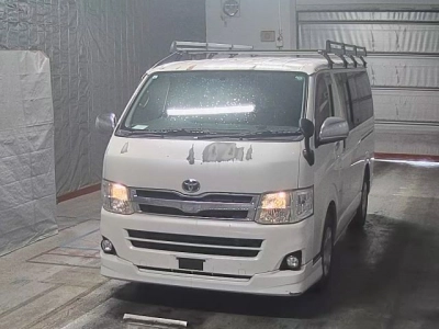 TOYOTA HIACE VAN