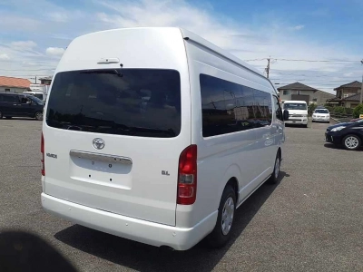 TOYOTA HIACE COMMUTER