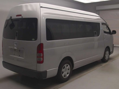 TOYOTA HIACE COMMUTER