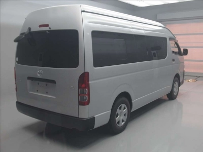 TOYOTA HIACE COMMUTER