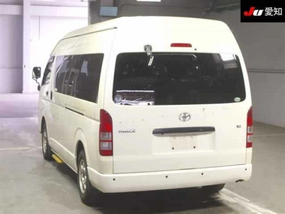 TOYOTA HIACE COMMUTER