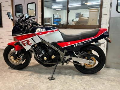 Yamaha FZ750