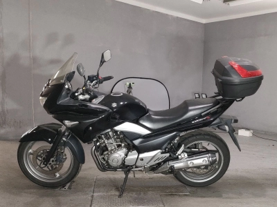 Suzuki GSR250S