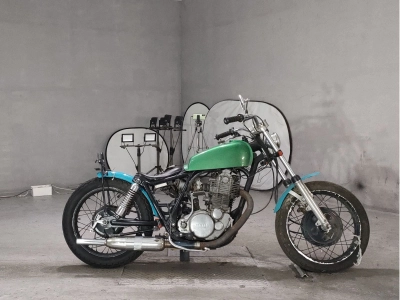 Yamaha SR400-1