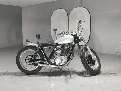 Yamaha SR400-1