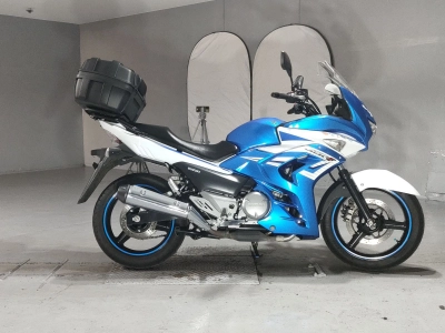 Suzuki GSR250F