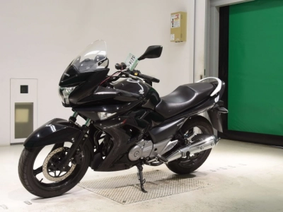 Suzuki GSR250F