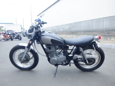 Yamaha SR400-1