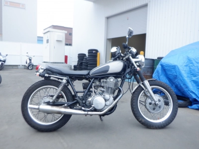 Yamaha SR400-1