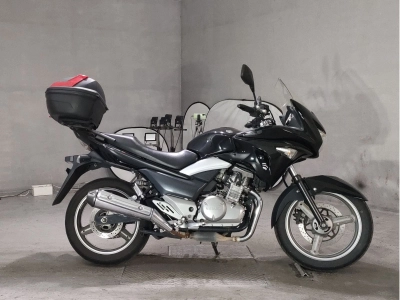 Suzuki GSR250S