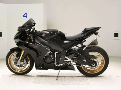 Honda CBR1000RR-RSP лот № 7631 оценка 5  с аукциона в Японии 2